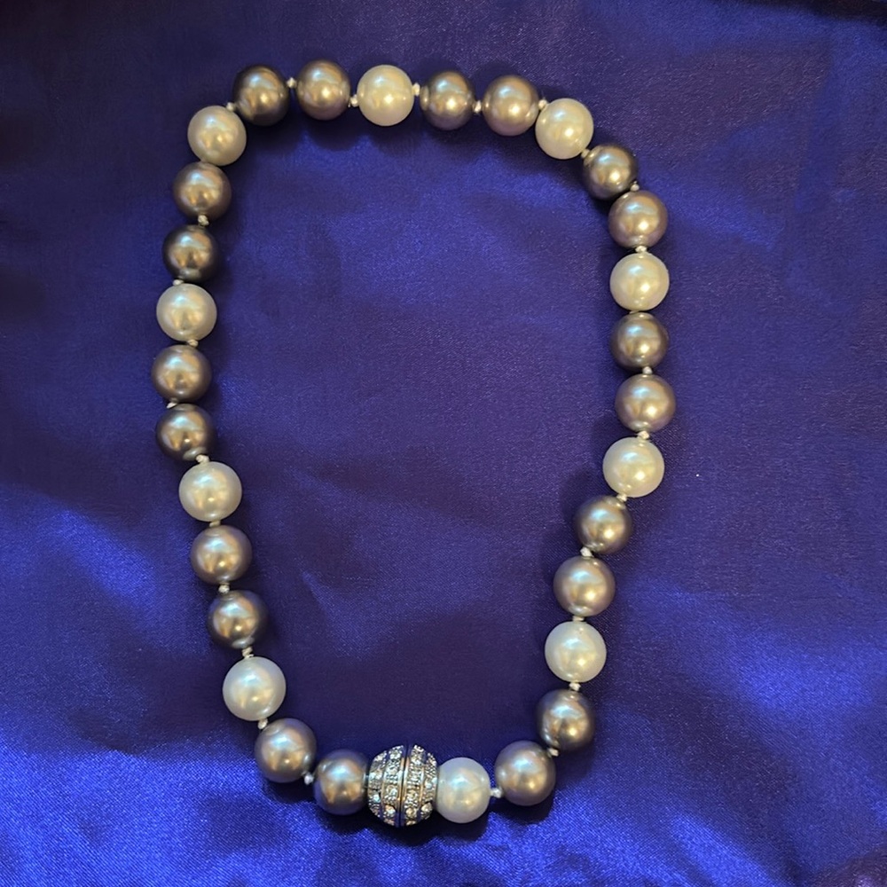 Necklace, big pearls